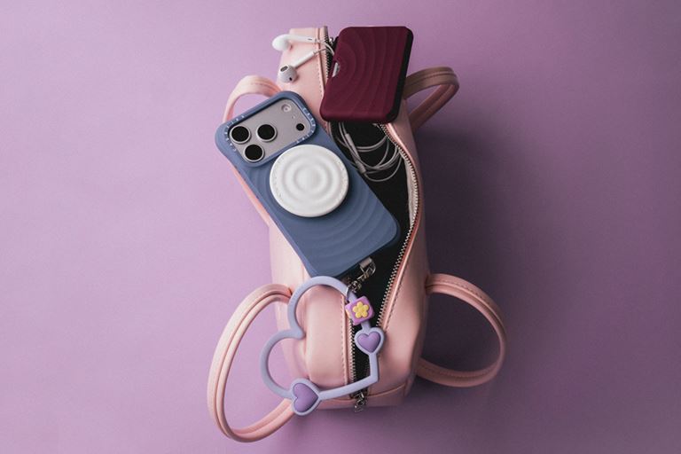 CASETiFY波紋手機殼推出蜜桃粉、陽光黃、無花果紫、灰霧藍四款全新配色,搭配多款配件吊飾,打造專屬造型
