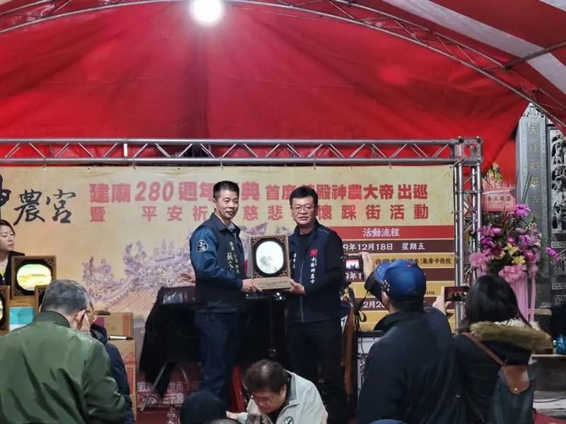 台北市士林區義信里長參選人、士林夜市商圈聯合會理事長蘇文山(左),涉嫌席開8桌免費餐會賄選,遭羈押禁見;士林神農宮董事長、舊佳里里長參選人何逸松(右)疑為實際出資者,經檢方複訊後聲押。(圖/取自蘇文山臉書)
