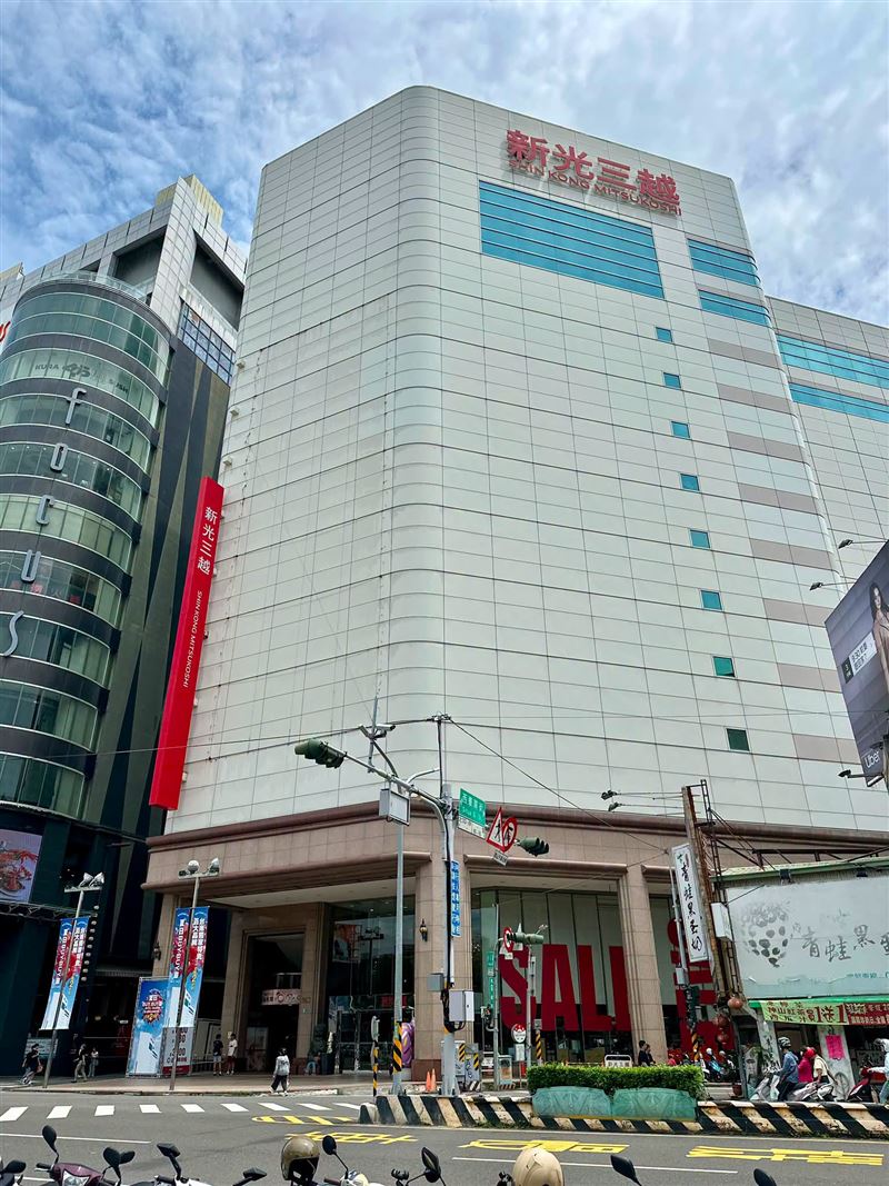 台南火車站旁的新光三越,2026年10月31日將結束營運。(圖/翻攝自新光三越 台南中山店臉書)