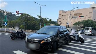 轎車迴轉疑未禮讓　撞對向機車釀3車事故