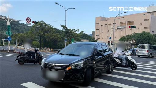 轎車迴轉疑未禮讓　撞對向機車釀3車事故