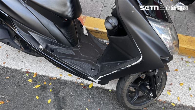 北市王男開車行經北安路及大直街口迴轉時撞上對向機車。(圖/翻攝畫面)