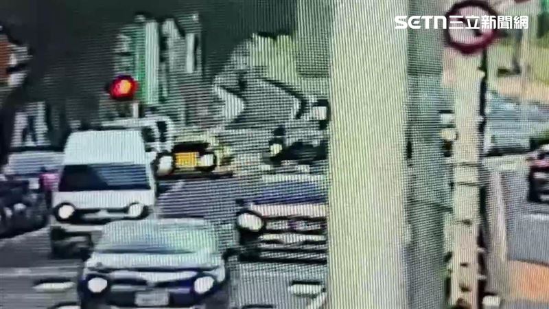 北市王男開車行經北安路及大直街口迴轉時撞上對向機車。(圖/翻攝畫面)