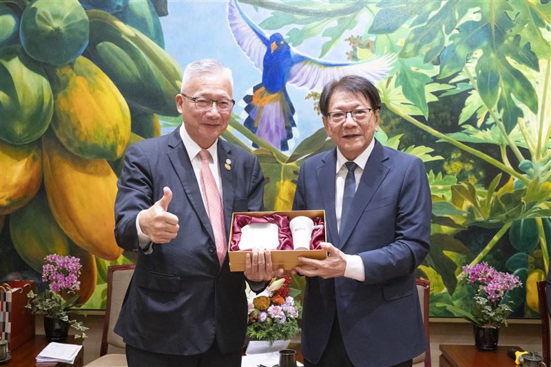 潘孟安親自頒獎給得獎者,強調保障被害人為國家責任。(圖/法務部提供)