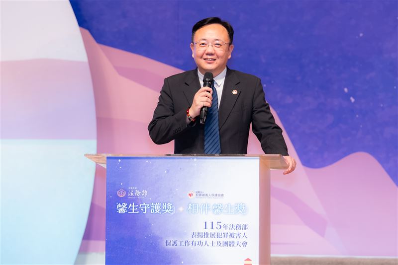 法務部馮次長說明今年特別將表揚活動命名為「馨生守護獎」,其核心意義在於「守護」。(圖/法務部提供)