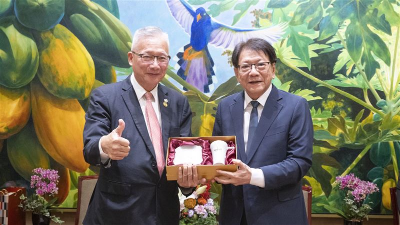 法務部頒馨生守護獎　潘孟安接見獲獎者