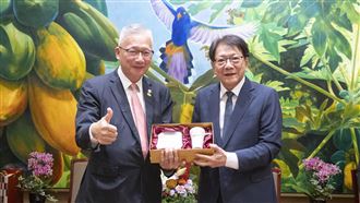 法務部頒馨生守護獎　潘孟安接見獲獎者