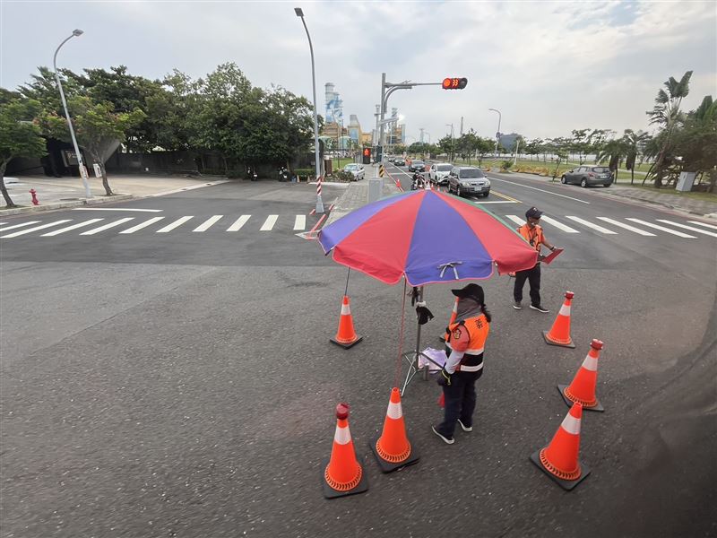 民眾憂心交管人員在南台灣的陽光曝曬下,中暑可能性大幅升高。(圖/民眾提供)