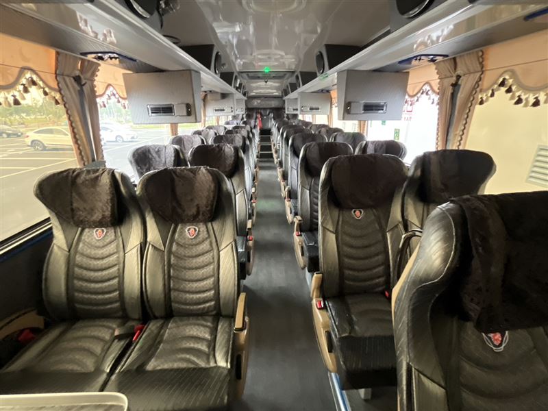 好市多新高雄店因應開幕初期的交通亂象設置交管人員與接駁車,但如今交通改善後接駁車空無一人,民眾盼業者與交通局盡快改善。(圖/民眾提供)