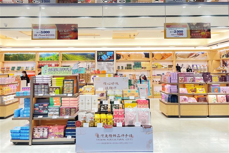 桃園國際機場第二航廈采盟免稅店設有5處「糧心好味禮相伴」伴手禮專區。(圖/農糧署提供)