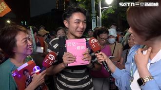 師大夜市洋流　他拿沈伯洋寫的教科書到場