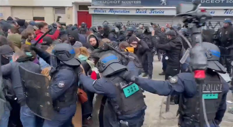 法國警察全副武裝鎮壓抗議學生。(圖/翻攝自X平台 @aprajitanefes)