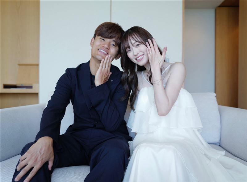 久保建英(左)、福原遙(右)近日無預警宣布婚訊。(圖/翻攝自IG @haruka.f.official)