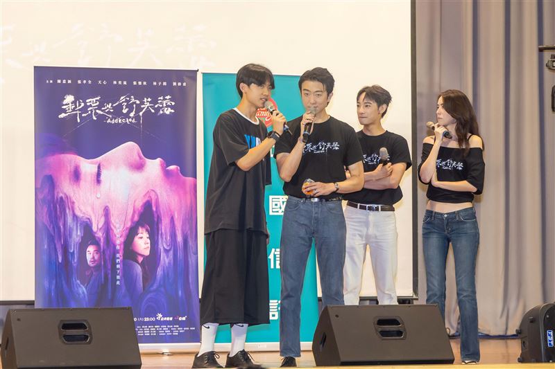 《郵票與舒芙蕾》演員群與學生上演狀況劇。(圖/時創影業提供)