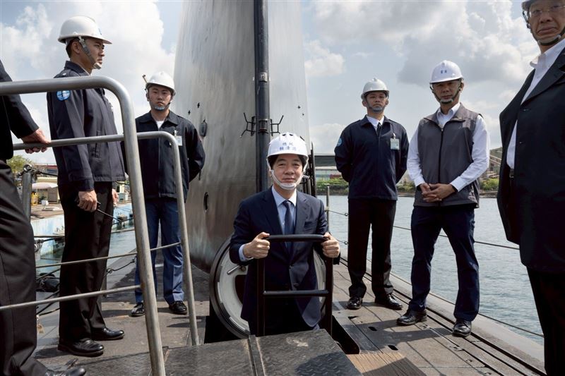 海鯤號原定去年11月底交艦,進度卻一延再延。(圖為總統賴清德年初赴高雄視察海鯤號,總統府提供)