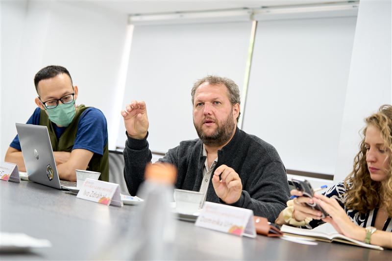 捷克孟德爾大學Ivo Zdr&aacute;hal教授提問，探討市府推動免費午餐政策運作模式與挑戰。（圖／桃園市政府提供）