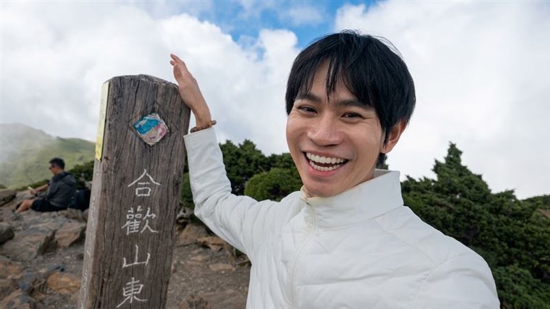 Andy老師獨自挑戰兩天一夜高山露營與攀登百岳,最終順利登頂海拔 3,421 公尺的合歡山東峰。(圖/翻攝自Andy老師YouTube)