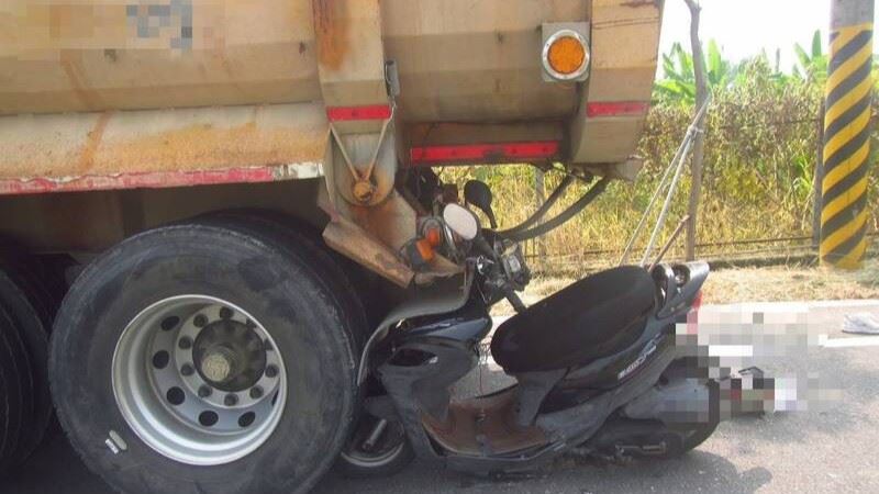 70多歲婦人騎車不慎自撞停在路邊的砂石車車尾,導致頭部重創,送醫不治。(圖/翻攝畫面)