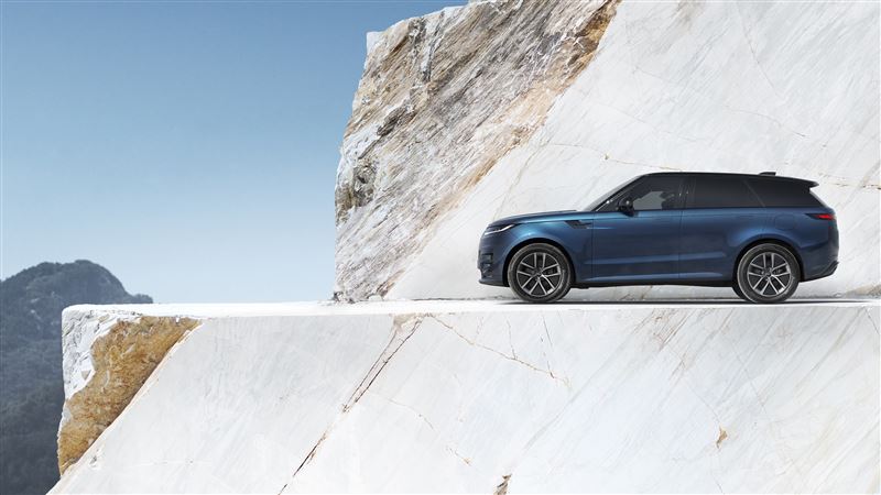 Range Rover Sport Electric搭載電子氣壓懸吊、主動式側傾控制及四輪轉向系統。(圖/JLR提供)
