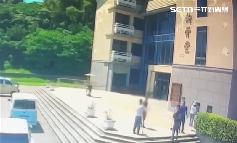 等警方趕到靈骨塔,羊群已經一哄而散。(圖/翻攝畫面)