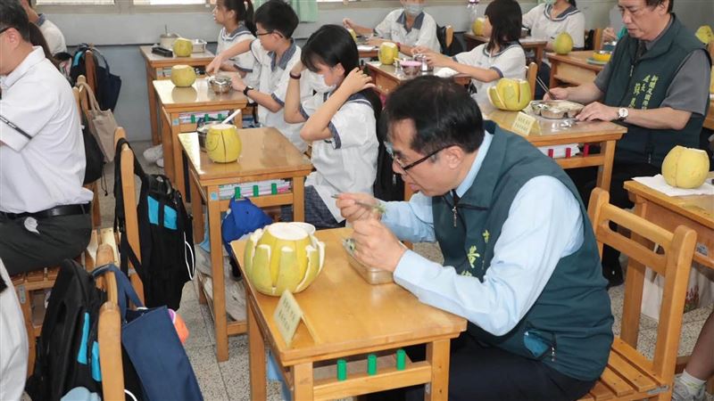 黃偉哲說,營養午餐美味很重要但「最重要是食安」。(圖/翻攝自黃偉哲臉書)