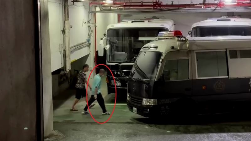 黃男持刀闖入富邦人壽通訊處砍傷洪姓業務員遭收押。(圖/翻攝畫面)