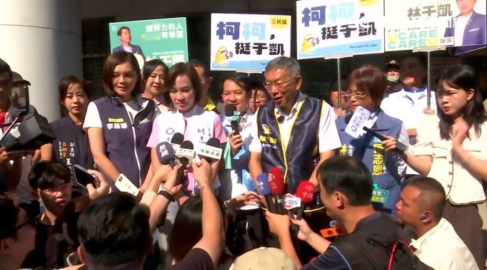 這週末藍白兩黨合體高雄掃街拜票展氣勢,昨日由柯文哲打頭陣,與柯志恩走訪三民區陽明市場一起替議員參選人林于凱拉抬聲勢。(圖/翻攝畫面)