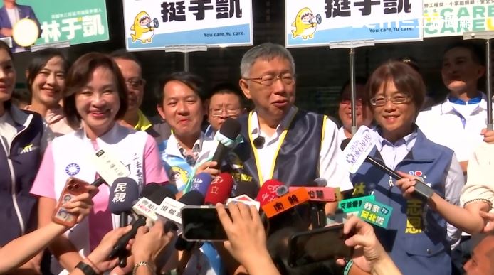 柯文哲陪同高雄市長候選人柯志恩、高雄市議員候選人林于凱陽明市場掃街拜票,認為2026選舉大概重點就這兩個地方一個新北一個高雄。(圖/翻攝畫面)