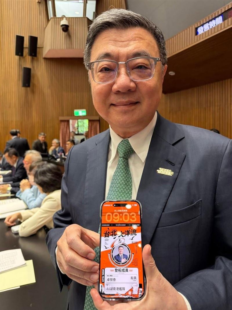 行政院長卓榮泰秀出手機桌布的洋流「船員證」(圖/翻攝自吳思瑤臉書)