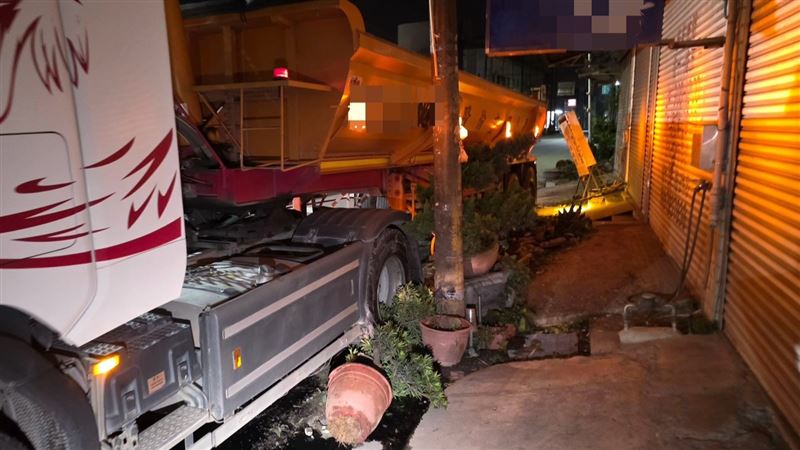肇事車輛撞毀路旁盆栽、招牌及道路號誌桿。(圖/翻攝畫面)