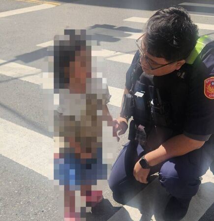 劉姓警員蹲下身溫柔安撫女童,接住孩子慌張的心靈。(圖/翻攝畫面)