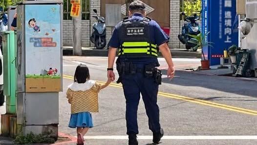 「毛怪警察」牽3歲阿布回家！暖心照曝光