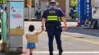 「毛怪警察」牽3歲阿布回家！暖心照曝光
