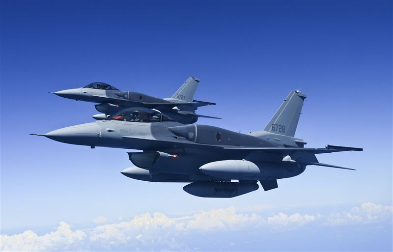 首批兩架 F-16V Block 70 戰機10月2日飛抵台東志航基地時,國軍派遣3架 F-16AM 戰機升空至防空識別區迎接伴飛,並出動1架AJT勇鷹高級教練機擔任空拍紀實(圖/國防部提供)