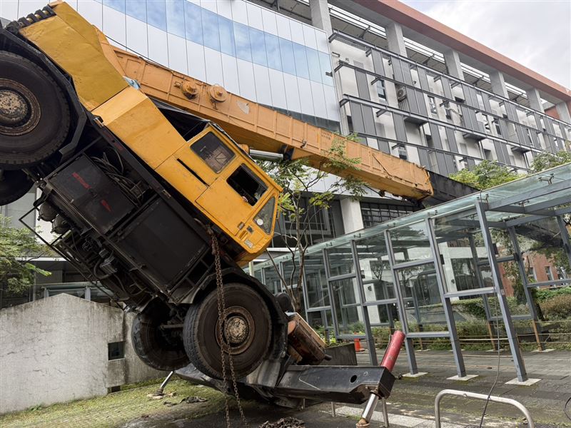 吊車傾倒導致吊籃從35公尺高的地方墜落地面。(圖/翻攝畫面)