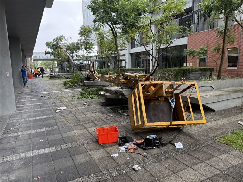 吊車傾倒導致吊籃從35公尺高的地方墜落地面。(圖/翻攝畫面)