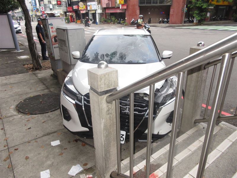 黃男毒駕失控,猛烈撞擊路旁天橋與人行道。(圖/翻攝畫面)