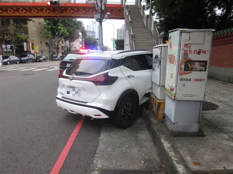 黃男毒駕撞上路旁天橋與人行道設施,更波及3名大學生。(圖/翻攝畫面)