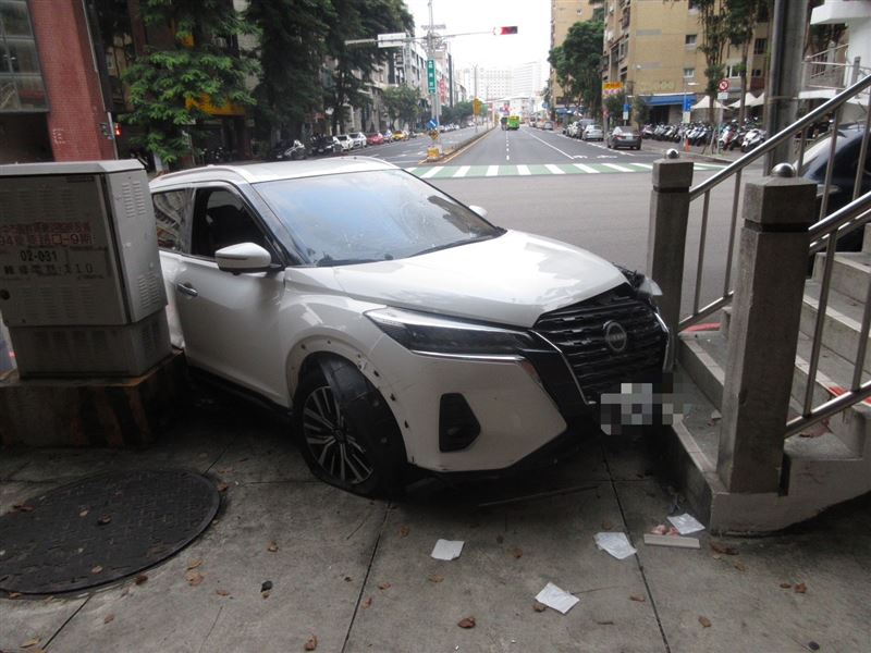 其中一名男大生遭撞擊後被遭轎車及天橋夾擊,造成顱骨凹陷性骨折、腳部開放性骨折等嚴重傷勢。(圖/翻攝畫面)