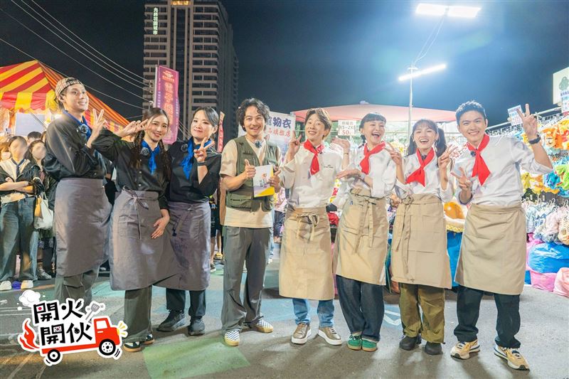 李玉璽(左起)、周曉涵、鄭智善、楊銘威、川越達也、花花、Dora謝雨芝及陳佑昇在台南花園夜市。(圖/TVBS提供)