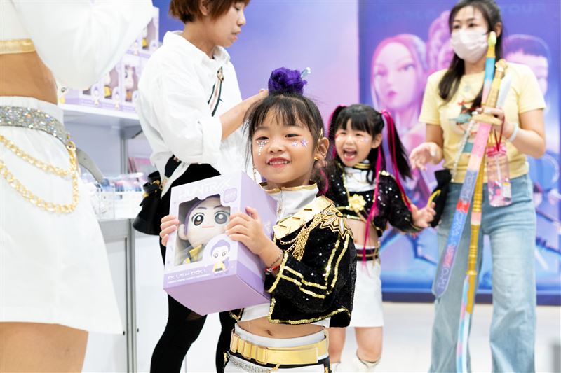 《K-Pop獵魔女團》快閃最終站高雄夢時代登場,超大巨型神獸首度亮相。(圖/翻攝畫面)