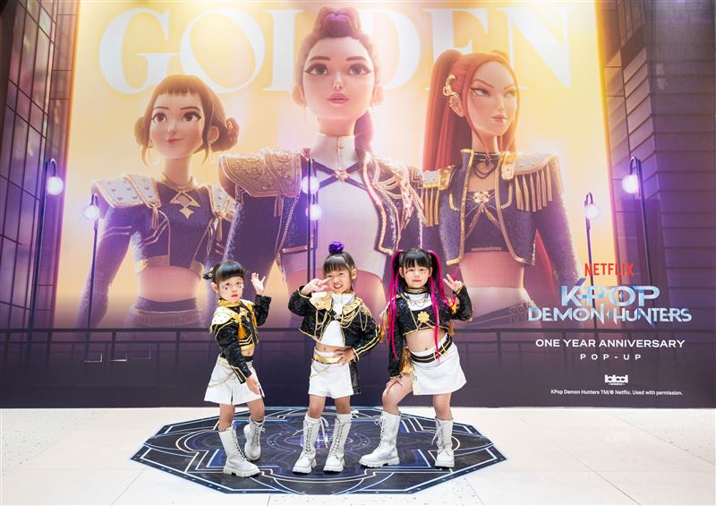 《K-Pop獵魔女團》快閃最終站高雄夢時代登場,超大巨型神獸首度亮相。(圖/翻攝畫面)