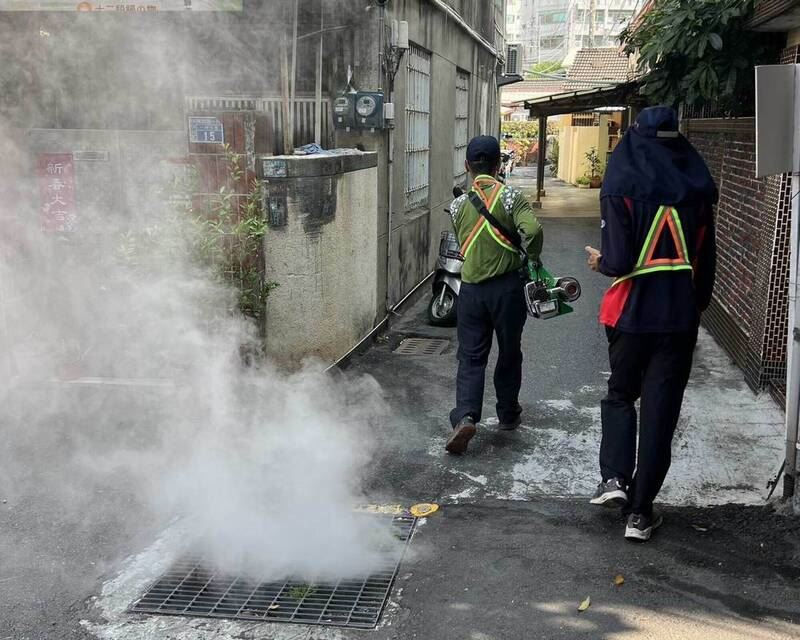 清潔隊員將刺鼻的噴藥霧氣灌入店面,導致居民呼吸困難、狂咳不止。(圖/翻攝畫面)
