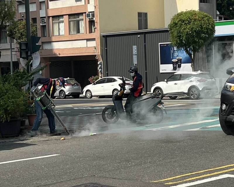 清潔隊員將熱煙霧藥劑直接往店門口狂噴。(圖/翻攝畫面)