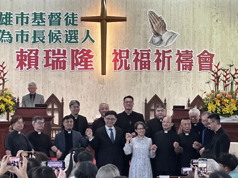 副總統蕭美琴(前左5)3日至高雄,陪同民進黨高雄市長參選人賴瑞隆(前左4)出席台灣基督長老教會鹽埕教會「基督徒感恩祝福祈禱會」。(圖/中央社)