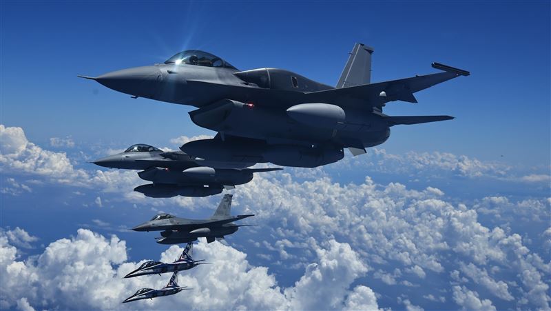 超帥！首批2架F-16V blk70返台空拍照曝光