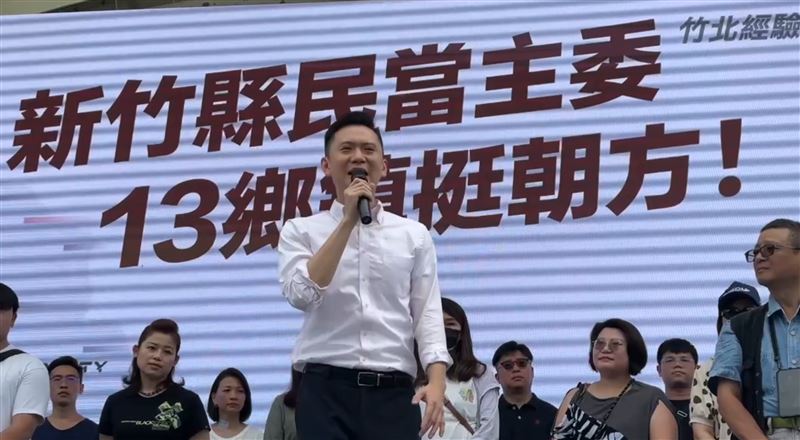 民進黨新竹縣長候選人鄭朝方,今(3日)競選總部成立,擺脫以往政治人物助陣模式,以13鄉鎮的縣民為主。(圖/翻攝畫面)