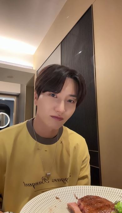SUPER JUNIOR隊長利特透過YouTube直播與台灣E.L.F.互動時,卻先在房間裡遇上意外插曲。(圖/翻攝自YouTube-트기트기 이특 LEETEUK頻道)