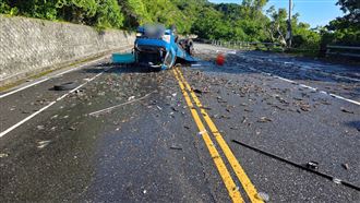 花蓮小貨車遭撞翻　整車蝦散落掉滿地