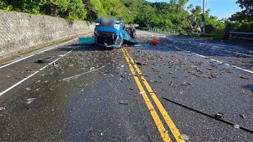 花蓮小貨車遭撞翻　整車蝦散落掉滿地